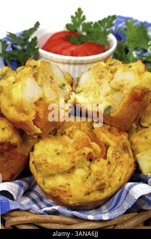 Frisch gebackene Gemüsemuffins, die in zwei Hälften geschnitten werden Stockfoto