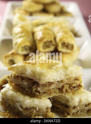 Köstlich süße, frisch gebackene Baklava, servierfertig Stockfoto