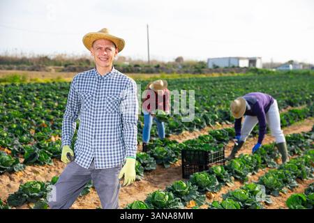 Porträt eines Bauernmannes in Handschuhen, der auf dem Bauernhof steht Stockfoto