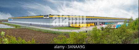 Sered, Slowakei - 14. April 2025 : Amazon Distribution Center. Amazon Logistikzentrum in Sered. Slowakei. Stockfoto