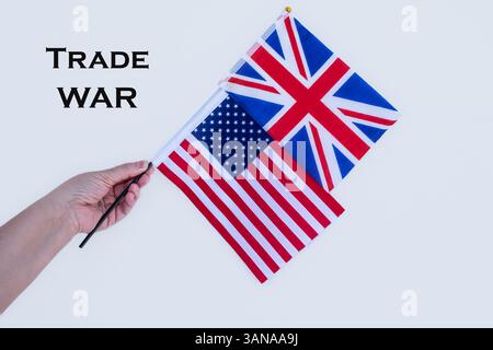 Konzept Der Wirtschaftstarife. US-amerikanische Tarife für Großbritannien. Krise, Handel und Wirtschaftskrieg. Flaggen der Vereinigten Staaten von Amerika und Nationalflagge des Vereinigten Königreichs Stockfoto