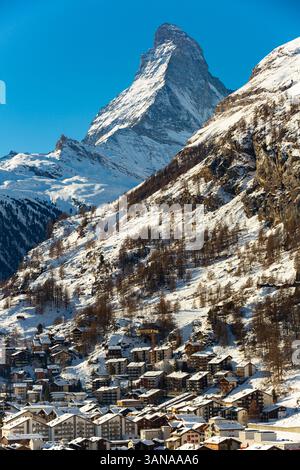 Bergstadt Zermatt im Winter mit Blick auf den Gipfel des Matterhorns Stockfoto