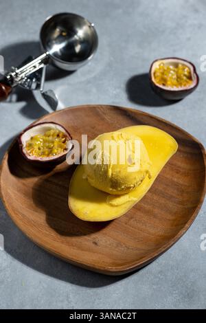 Eiskugel mit Mango und Passionsfrucht Stockfoto