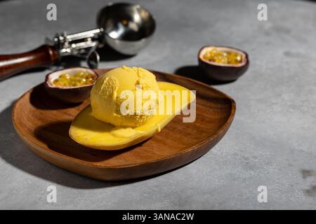 Eiskugel mit Mango und Passionsfrucht Stockfoto