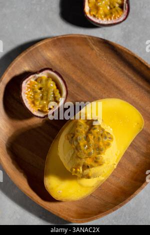 Eiskugel mit Mango und Passionsfrucht Stockfoto