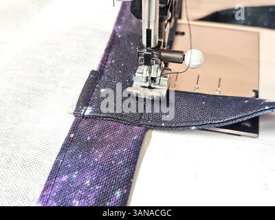 Nähmaschine, Nähmaschine und Druckfuß Nahaufnahme Stockfoto