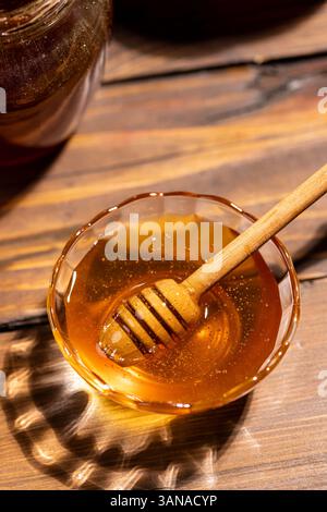 Frischer Blütenhonig in einer Glasschale Stockfoto