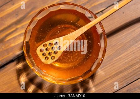 Frischer Blütenhonig in einer Glasschale Stockfoto