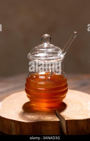 Frischer Blütenhonig in einem Glas Stockfoto