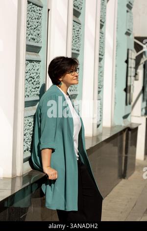 Eine schöne Frau mittleren Alters mit kurzen Haaren und Brille Stockfoto