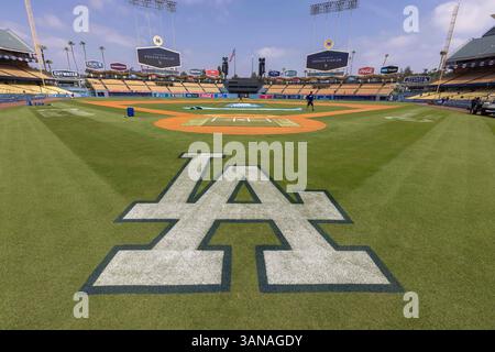 Los Angeles, Kalifornien, USA. April 2025. Los Angeles Dodger Stadium vor dem Major League Baseball Spiel zwischen den Chicago Cubs und den Los Angeles Dodgers im Dodger Stadium am 13. April 2025 in Los Angeles, Kalifornien. Greg Fiore/Cal Sport Media (Bild: © Greg Fiore/Cal Sport Media). Quelle: csm/Alamy Live News Stockfoto