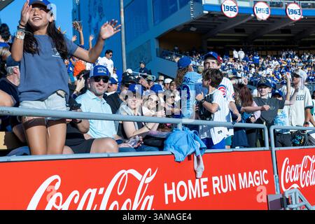 Los Angeles, USA. April 2025. Die Fans nehmen an der siebten Inning-Strecke Teil, während eines Spiels zwischen den Chicago Cubs und den Los Angeles Dodgers im Dodger Stadium in Los Angeles. Greg Fiore/Cal Sport Media (Bild: © Greg Fiore/Cal Sport Media). Quelle: csm/Alamy Live News Stockfoto