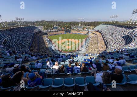 Los Angeles, Kalifornien, USA. April 2025. Fans besuchen ein Spiel zwischen den Chicago Cubs und den Los Angeles Dodgers im Dodger Stadium am 13. April 2025 in Los Angeles, Kalifornien. Greg Fiore/Cal Sport Media (Bild: © Greg Fiore/Cal Sport Media). Quelle: csm/Alamy Live News Stockfoto