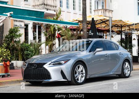 Miami, Florida, USA - 9. Dezember 2024: Lexus IST EIN Sportwagen aus dem Jahr 2022. Der Luxussportwagen von Lexus IST der Typ. Das Auto von Lexus STEHT im Freien. Lexus IST Stockfoto