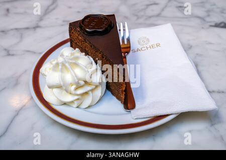Portion Sachertorte Schokoladenkuchen mit Schlagsahne serviert im Cafe Sacher, Graz, Steiermark, Österreich Stockfoto