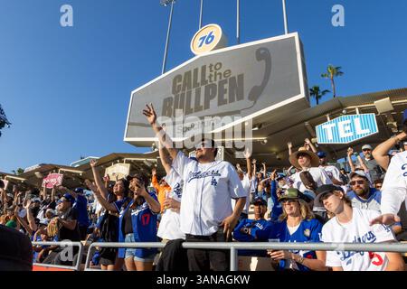 Los Angeles, USA. April 2025. Die Fans fordern den Ball vom Outfielder während eines Spiels zwischen den Chicago Cubs und den Los Angeles Dodgers im Dodger Stadium in Los Angeles. Greg Fiore/Cal Sport Media (Bild: © Greg Fiore/Cal Sport Media). Quelle: csm/Alamy Live News Stockfoto
