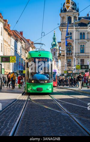 Straßenbahn in einer Straße der Altstadt, Graz, Steiermark, Österreich Stockfoto