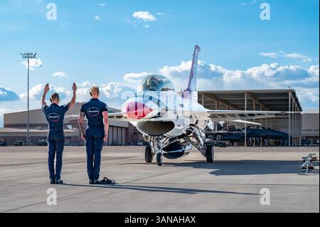 Die US Air Force engagierte Crewchefs, die den Thunderbirds zugeteilt wurden, Marschall einer F-16, die am 4. April 2025 von einem Hortown Hero Flug in Nell zurückkehrte Stockfoto