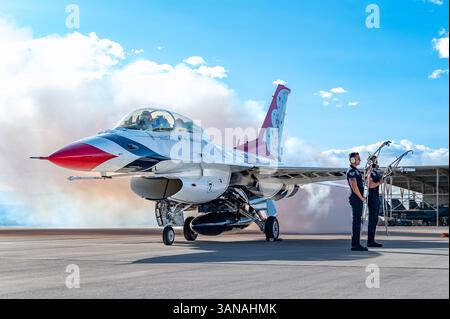Die der USAF Air Demonstration Squadron Thunderbirds zugewiesenen Crewchefs der US Air Force halten die Jettreppen, während sie auf eine F-16-Rückgabe warten Stockfoto