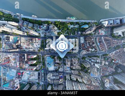 Shanghai, China. April 2025. Ein Drohnenfoto zeigt The Stage, eine neue Aussichtsplattform auf der White Magnolia Plaza in Shanghai, Ostchina, 14. April 2025. Die Aussichtsplattform wurde am Dienstag für die Öffentlichkeit geöffnet und bietet Besuchern einen 360-Grad-Panoramablick auf die 320 Meter hohe Innenstadt von Shanghai. Quelle: Liu Ying/Xinhua/Alamy Live News Stockfoto