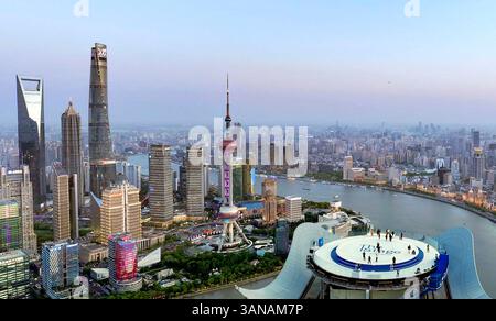 Shanghai, China. April 2025. Ein Drohnenfoto zeigt Besuchern, die das Stadtbild bei The Stage, einer neuen Aussichtsplattform auf der White Magnolia Plaza in Shanghai, Ostchina, am 14. April 2025 genießen. Die Aussichtsplattform wurde am Dienstag für die Öffentlichkeit geöffnet und bietet Besuchern einen 360-Grad-Panoramablick auf die 320 Meter hohe Innenstadt von Shanghai. Quelle: Liu Ying/Xinhua/Alamy Live News Stockfoto