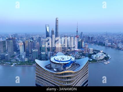Shanghai, China. April 2025. Ein Drohnenfoto zeigt The Stage, eine neue Aussichtsplattform auf der White Magnolia Plaza in Shanghai, Ostchina, 14. April 2025. Die Aussichtsplattform wurde am Dienstag für die Öffentlichkeit geöffnet und bietet Besuchern einen 360-Grad-Panoramablick auf die 320 Meter hohe Innenstadt von Shanghai. Quelle: Liu Ying/Xinhua/Alamy Live News Stockfoto