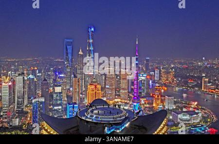 Shanghai, China. April 2025. Ein Drohnenfoto zeigt Besuchern, die das Stadtbild bei The Stage, einer neuen Aussichtsplattform auf der White Magnolia Plaza in Shanghai, Ostchina, am 14. April 2025 genießen. Die Aussichtsplattform wurde am Dienstag für die Öffentlichkeit geöffnet und bietet Besuchern einen 360-Grad-Panoramablick auf die 320 Meter hohe Innenstadt von Shanghai. Quelle: Liu Ying/Xinhua/Alamy Live News Stockfoto