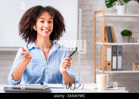 Tutor oder Lehrer für Englisch für Schüler während Quarantäne und Fernunterricht Stockfoto