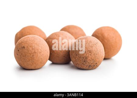 Schokoladentrüffel mit Kakaopulver und Karamellfüllung isoliert auf weißem Hintergrund. Stockfoto