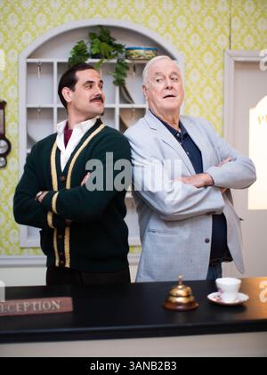 John Cleese mit Danny Bayne, der Basil Fawlty in „Fawlty Towers: The Play“ in den Jet Studios im Westen Londons spielt. Bilddatum: Montag, 14. April 2025. Stockfoto
