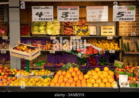 Frankreich, Paris, 9. Arr, Rue Hippolyte Lebas, Obst- und Gemüseshop Stockfoto