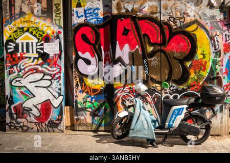 Frankreich, Paris, Belleville, Rue Denoyez, cooltra Motorrad- und Graffiti-Straßenlinie im überwiegend Einwanderungsviertel Stockfoto
