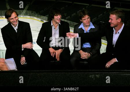 Sergei Fedorov, Alex Ovechkin, Alexander Semin und Viktor Kozlov von den Washington Capitals scherzen während eines Interviews mit Comcast bei einem Media Lunch der Capitals im Verizon Center in Washington, D.C. am Dienstag, den 7. Oktober 2008. (Bild: © The Washington Times/ZUMA Press) Stockfoto