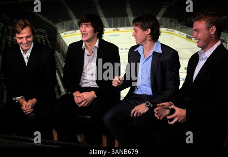 Sergei Fedorov, Alex Ovechkin, Alexander Semin und Viktor Kozlov von den Washington Capitals scherzen während eines Interviews mit Comcast bei einem Media Lunch der Capitals im Verizon Center in Washington, D.C. am Dienstag, den 7. Oktober 2008. (Bild: © The Washington Times/ZUMA Press) Stockfoto