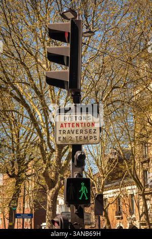 Frankreich, Paris, Buttes Chaumont, Rue Botzaris, Fußgängerüberquerung auf Grün mit Warnschild Stockfoto