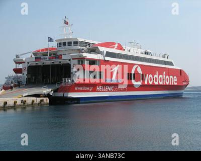 INSEL MILOS, KYKLADEN, GRIECHENLAND - 27. AUGUST 2007: Der Hellenic Seaways Fährkatamaran Highspeed 1 liegt in Adamas, der Hafenstadt Milos Stockfoto