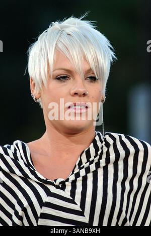Oktober 31 2008, New York City Singer Pink tritt am 31. Oktober 2008 in New York City auf der „Early Show“ von CBS auf (Foto: © Sharkpixs/ZUMA Press) Stockfoto