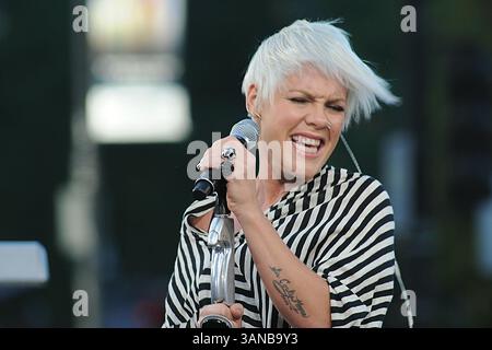 Oktober 31 2008, New York City Singer Pink tritt am 31. Oktober 2008 in New York City auf der „Early Show“ von CBS auf (Foto: © Sharkpixs/ZUMA Press) Stockfoto