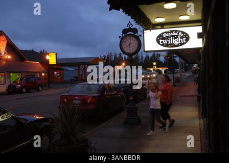 August 2008 – Forks, Washington, USA – Kunden verlassen am Samstag, den 15. November 2008 den Store „Dazzled by Twilight“ in Forks, Wash. Root und seine Frau Annette zogen nach Forks, um ein Geschäft zu gründen, das Erinnerungsstücke aus der Twilight-Serie verkauft. „Ich kann mir keinen lustigeren Job vorstellen, als den ganzen Tag mit Fans von Twilight zu arbeiten“, sagte Annette Root über den Laden. Fans des Buches Twilight haben die kleine Stadt Forks, Washington, besucht, was zu einem Anstieg des Tourismus führt. (Bild: © John Hagen/ZUMA Press) Stockfoto