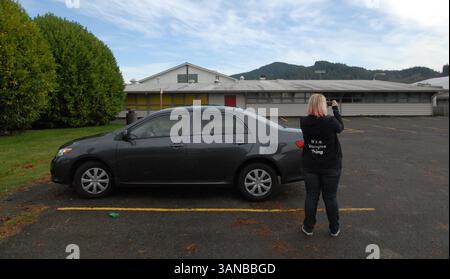 29. August 2008 - Forks, Washington, USA - JANAE BOHACY, aus Las Vegas, NV macht am Sonntag, 16. November 2008 Bilder der Forks High School in Forks, Washington. Bohacy ist ein Fan der Serie Twilight und wollte nach Port Angeles, Washington, umziehen und hatte einen zusätzlichen Tag, um die Stadt zu besichtigen. Viele Fans der Serie haben die Stadt besucht, um Sehenswürdigkeiten zu sehen, die in dem Buch erwähnt werden. (Bild: © John Hagen/ZUMA Press) Stockfoto