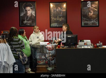 29. August 2008 - Forks, Washington, USA - ANNETTE ROOT, rechts, spricht mit Kunden über ihr Forks, Washingtoner Geschäft, das von Twilight am Sonntag, 16. November 2008 geblendet wird. Root und seine Frau Annette zogen nach Forks, um ein Geschäft zu gründen, das Erinnerungsstücke aus der Twilight-Serie verkauft. „Ich kann mir keinen lustigeren Job vorstellen, als den ganzen Tag mit Fans von Twilight zu arbeiten“, sagte Annette Root über den Laden. Fans des Buches Twilight haben die kleine Stadt Forks, Washington, besucht, was zu einem Anstieg des Tourismus führt. (Bild: © John Hagen/ZUMA Press) Stockfoto