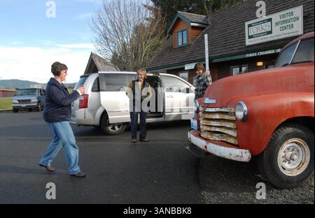 29. August 2008 - Forks, Washington, USA - DONNA LASTELLA, links, macht ein Bild eines roten Chevrolet-Trucks, ähnlich dem Bild, das in der Buchserie Twilight in Forks, Washington, am Sonntag, 16. November 2008 dargestellt wurde. LaStella aus Arkansas, ein Fan der Buchserie Twilight, besuchte seine Familie in Auburn, Washington. In der Mitte ist Schwester CARLA LASTELLA aus Auburn, Washington, und RACHEL ALTON aus Aurburn, Washington. (Foto: © John Hagen/ZUMA Press) Stockfoto