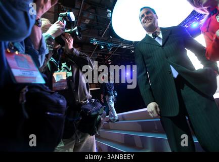 11. Januar 2010 - Detroit, MI, USA - Mark Reuss, Präsident von General Motors, macht sich auf der North American International Auto Show im Cobo Center in Detroit, mir, vor der Enthüllung der Konzeptfahrzeuge GMC Granite, Buick Regal RS und GMC Acadia Denali durch die Medien. Detroit, Montag, 11. Januar 2010. ANDRE J. JACKSON/Detroit Free Press. (Bild: © Detroit Free Press/ZUMApress.com) Stockfoto