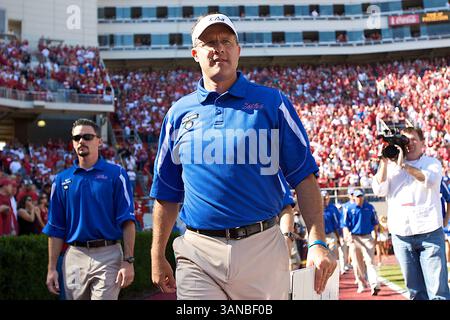 1. November 2008: Tulsa stellvertretender Cheftrainer/Kooffensive-Koordinator Gus Malzahn kommt ins Feld. . Die Arkansas Razorbacks besiegten die Tulsa Hurricanes 30-23 in Fayetteville, AR. (Bild: © Richey Miller/Cal Sport Media) Stockfoto