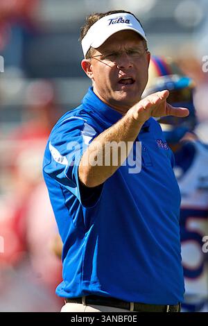 1. November 2008: Tulsa Assistenztrainer/Co-Offensive Koordinator Gus Malzahn beobachtet sein Team beim Aufwärmen. . Die Arkansas Razorbacks besiegten die Tulsa Hurricanes 30-23 in Fayetteville, AR. Richey Miller/CSM (Bild: © Richey Miller/Cal Sport Media) Stockfoto