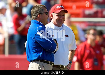 1. November 2008: Tulsa-Cheftrainer Todd Graham spricht vor Spielbeginn mit Arkansas-Cheftrainer Bobby Petrino. Die Arkansas Razorbacks besiegten Tulsa Hurricanes 30-23 in Fayetteville, AR. (Bild: © Richey Miller/Cal Sport Media) Stockfoto