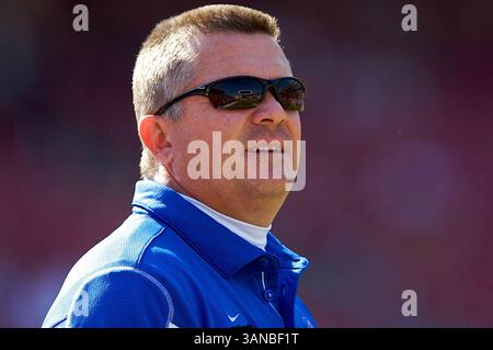 1. November 2008: Tulsa-Cheftrainer Todd Graham blickt auf die Tribüne vor dem Spiel. Die Arkansas Razorbacks besiegten die Tulsa Hurricanes 30-23 in Fayetteville, AR. (Bild: © Richey Miller/Cal Sport Media) Stockfoto