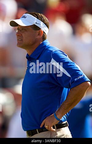 1. November 2008: Tulsa Assistenztrainer/Co-Offensive Koordinator Gus Malzahn beobachtet sein Team beim Aufwärmen. . Die Arkansas Razorbacks besiegten die Tulsa Hurricanes 30-23 in Fayetteville, AR. (Bild: © Richey Miller/Cal Sport Media) Stockfoto