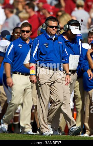 1. November 2008: Tulsa-Cheftrainer Todd Graham geht an der Seitenlinie. Die Arkansas Razorbacks besiegten die Tulsa Hurricanes 30-23 in Fayetteville, AR. (Bild: © Richey Miller/Cal Sport Media) Stockfoto