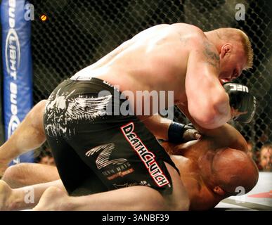 UFC-Schwergewichtsmeister RANDY COUTURE, rechts, kämpft gegen den Herausforderer BROCK LESNAR im Titelkampf am Samstag, 15. November 2008 in Las Vegas, NV. Lesnar gewann den Titel und den Kampf in 3:07 der zweiten Runde, nachdem der Schiedsrichter den Kampf beendet hatte. Stockfoto
